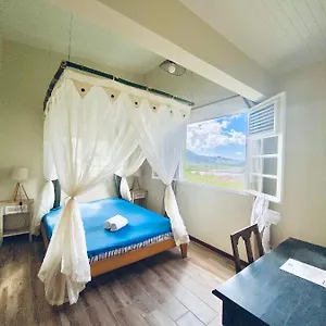  Séjour chez l'habitant Et Sdb Privative Ylang Ylang Vue Mont Pelee Dans Maison Partagee